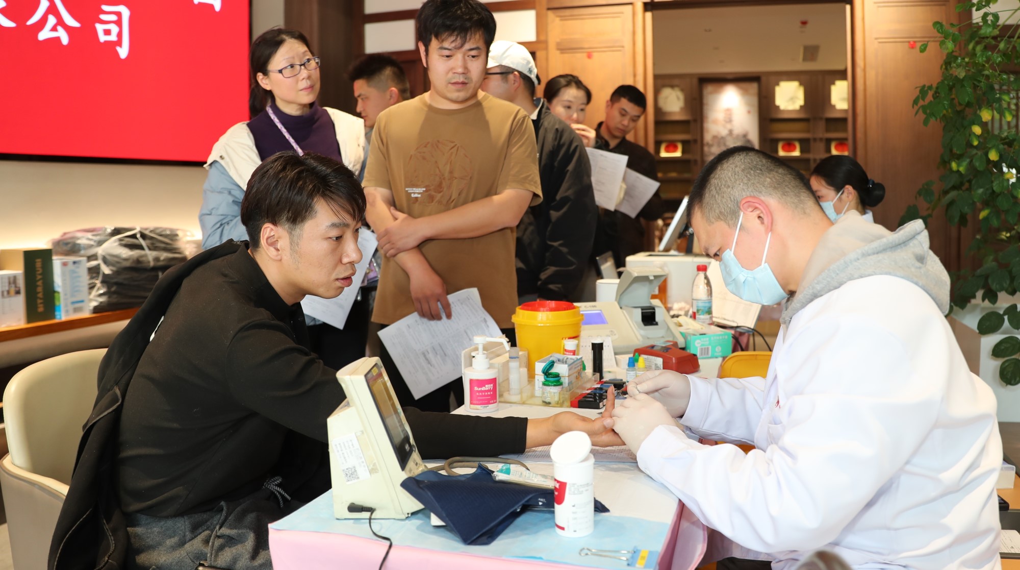 “撸袖”接力，为生命续航 | 武体集团组织开展无偿献血活动