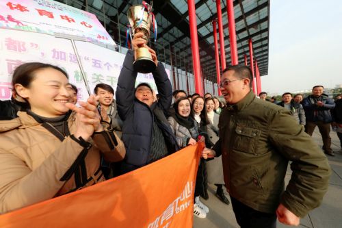 武汉体育中心卫冕全区拔河比赛冠军(图2)