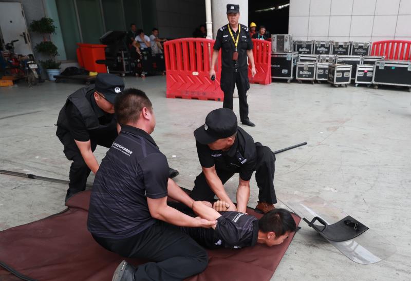 武汉体育中心成立14年无安全事故 消防演练成员工“必修课”(图3)