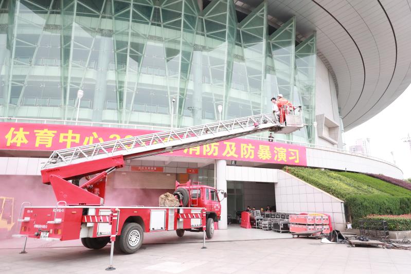 武汉体育中心成立14年无安全事故 消防演练成员工“必修课”(图1)
