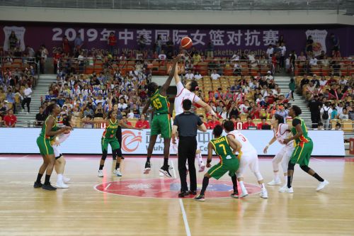 国际女篮对抗赛 中国队在武汉体育中心战胜塞内加尔队(图1)