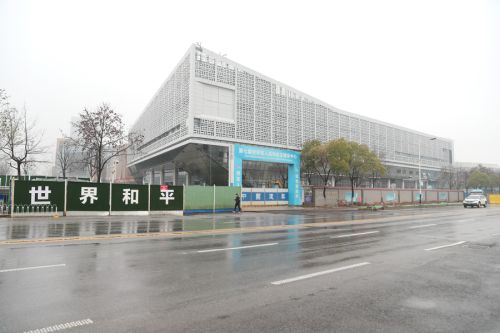 四百建设者奋战军运会主场馆(图4)