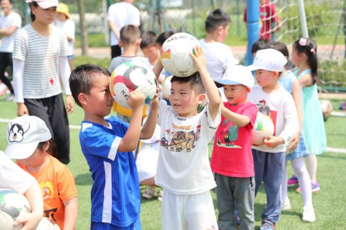 武汉体育中心开展“双进双服务”活动 为结对社区小朋友开展足球培训(图3)
