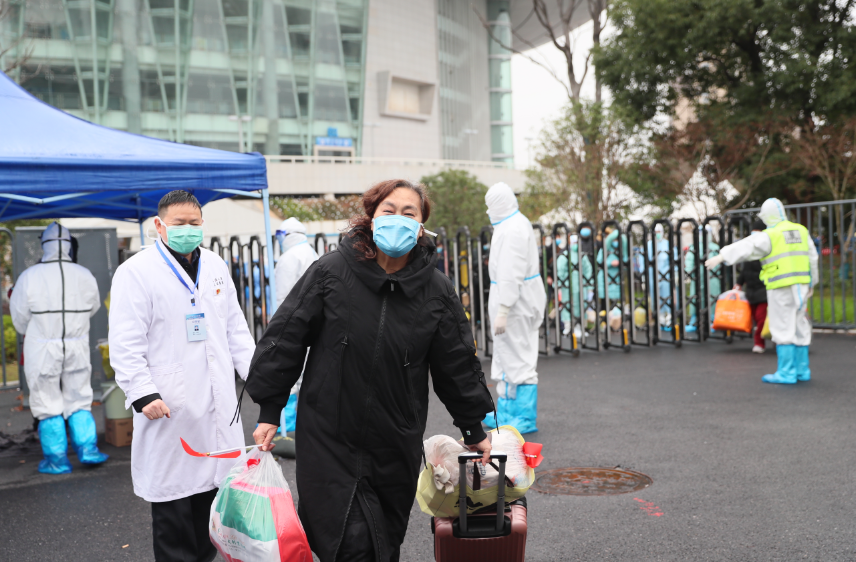 武汉体育中心方舱医院迎来“出舱”高峰 164名患者康复出院 彭浩等领导慰问治愈患者(图4)